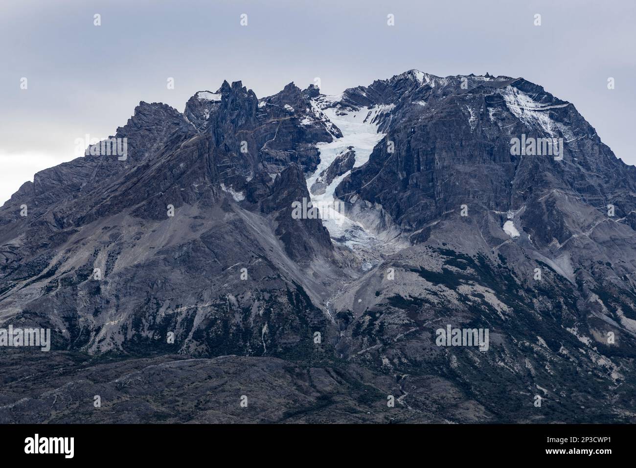 Schneebedeckte Berge im Torres del Paine Nationalpark in Chile, Patagonien, Südamerika Stockfoto
