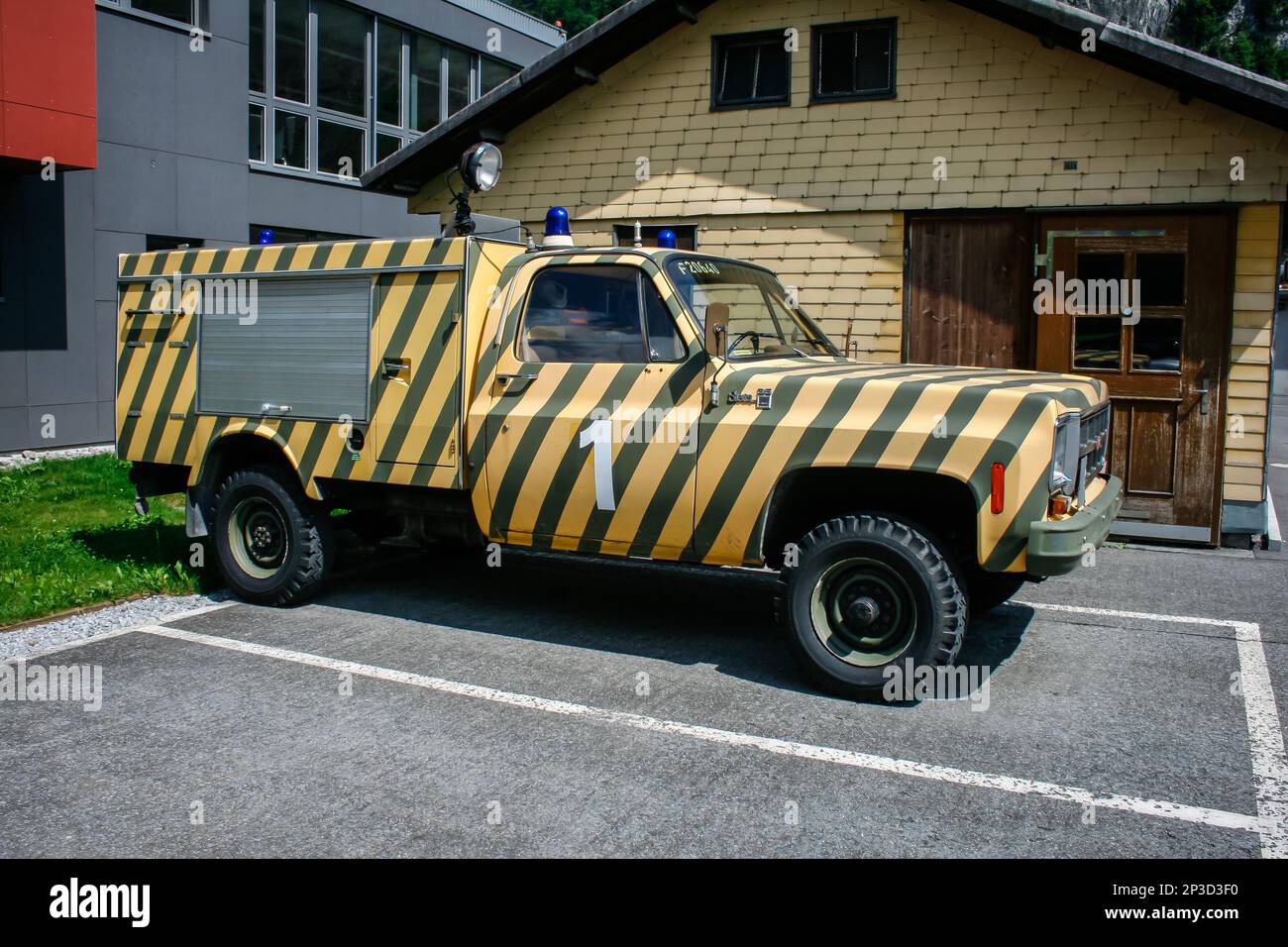 Fahrzeug am Flughafen Glarus, Schweiz Stockfoto
