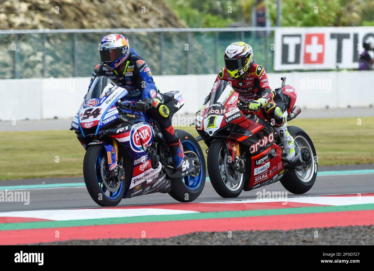 Mandalika, Mandalika der Provinz West Nusa Tenggara in Indonesien. 5. März 2023. Toprak Razgatlioglu (L) von Pata Yamaha Prometeon WorldSBK und Alvaro Bautista von Aruba.it Racing-Ducati-Fahrten während des Superpolrennen der WorldSBK 2023 Indonesian Round auf Mandalika Circuit, Mandalika aus der Provinz West Nusa Tenggara in Indonesien, 5. März 2023. Kredit: Zulkarnain/Xinhua/Alamy Live News Stockfoto