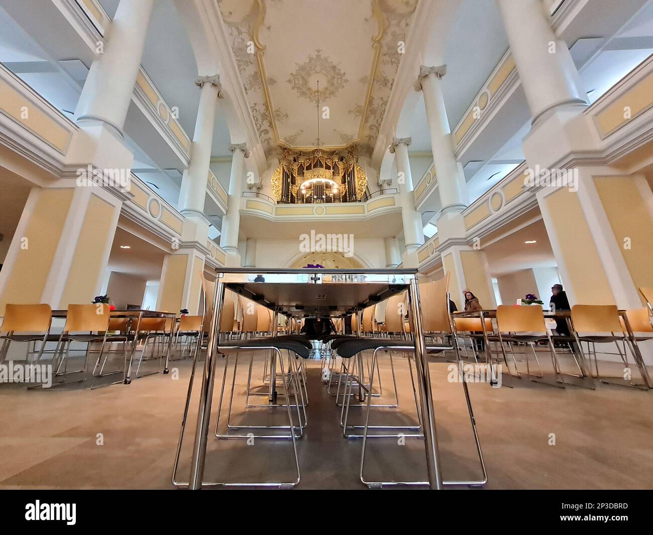 Coburg, Deutschland. 05. März 2023. Uberblick über den Tag der Eröffnung einer Vesperkirche im Kirchenzimmer von St. Moriz. Die Vesperkirche bietet Mittagessen, kulturelle Veranstaltungen und andere Aktivitäten für zwei Wochen. Kredit: Pia Bayer/dpa/Alamy Live News Stockfoto