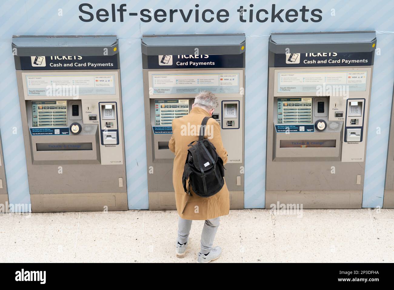 Eine Person benutzt einen Fahrkartenautomaten am Bahnhof Waterloo in London. Die Bahnpassagiere sind trotz ihrer schlechten Zuverlässigkeit seit über einem Jahrzehnt von der größten Preiserhöhung betroffen. Die Tarife in England und Wales stiegen am Sonntag im Durchschnitt um bis zu 5,9 %, wodurch die Kosten für viele Jahresfahrkarten um Hunderte Pfund erhöht wurden. Foto: Freitag, 3. März 2023. Stockfoto