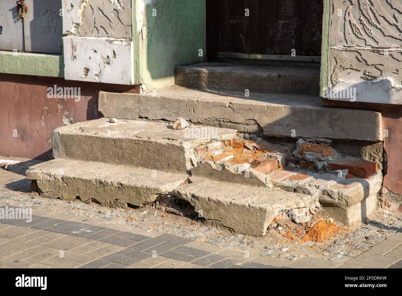 Gebrochene Stufen aus Beton und Ziegeln Stockfoto