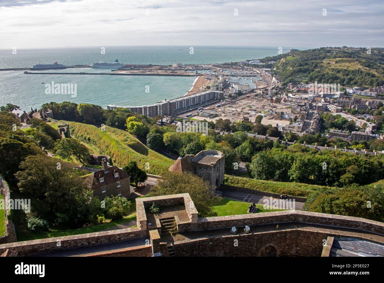 Blick auf die wichtigsten Docks und das Ufer des Turms in Dover von den Festungsmauern des Großen Turms von Dover Castle in Dover, Kent, Großbritannien Stockfoto