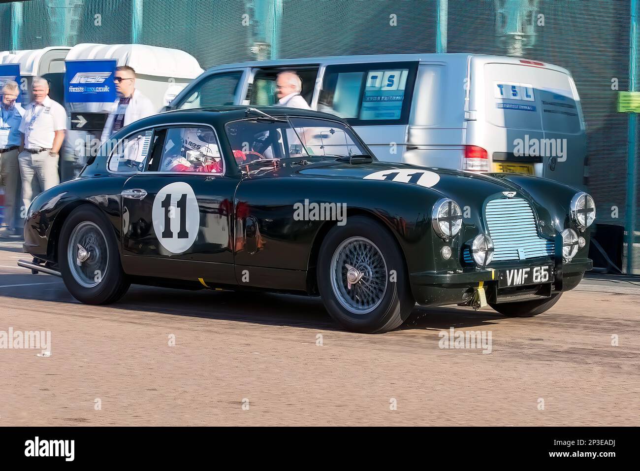 Tony Green fährt einen Aston Martin DB2 Team Car 1950 bei den Brighton National Speed Trials 2017. Dies ist das älteste Autorennen in Großbritannien und findet in der südöstlichen Küstenstadt Brighton statt. Madeira Drive ist eine Straße, die am Meer entlang verläuft und ist normal voller Leute, die den Strand, den Pier und die lokalen Sehenswürdigkeiten erkunden. Heute ist es ein 1/4-mal-Testkurs. 2. September 2017 Stockfoto