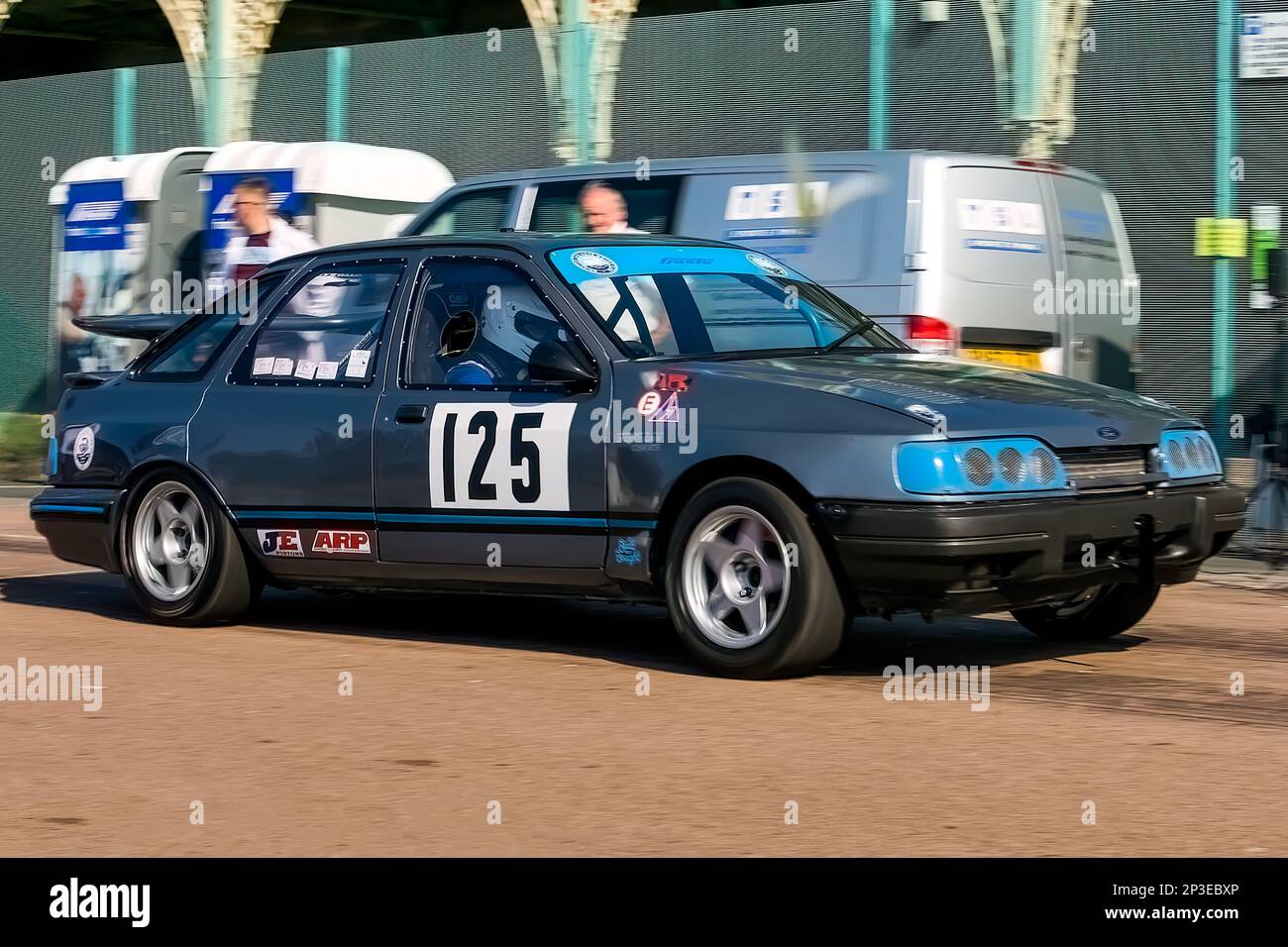 Philip West fährt einen Ford Sierra XR4x4 bei den Brighton National Speed Trials 2017. Dies ist das älteste Autorennen in Großbritannien und findet in der südöstlichen Küstenstadt Brighton statt. Madeira Drive ist eine Straße, die am Meer entlang verläuft und ist normal voller Menschen, die den Strand, den Pier und die lokalen Sehenswürdigkeiten erkunden. Heute ist es ein 1/4-mal-Testkurs. 2. September 2017 Stockfoto