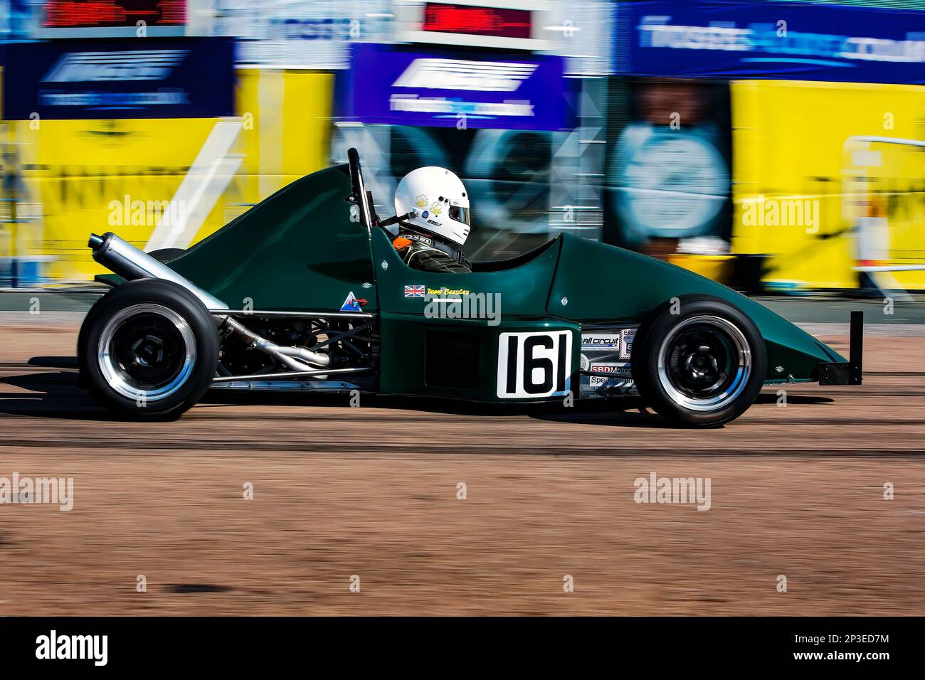 Tony Beesley fährt einen Jedi Mk4 bei den Brighton National Speed Trials 2017. Dies ist das älteste Autorennen in Großbritannien und findet in der südöstlichen Küstenstadt Brighton statt. Madeira Drive ist eine Straße, die am Meer entlang verläuft und ist normal voller Leute, die den Strand, den Pier und die lokalen Sehenswürdigkeiten erkunden. Heute ist es ein 1/4-mal-Testkurs. 2. September 2017 Stockfoto