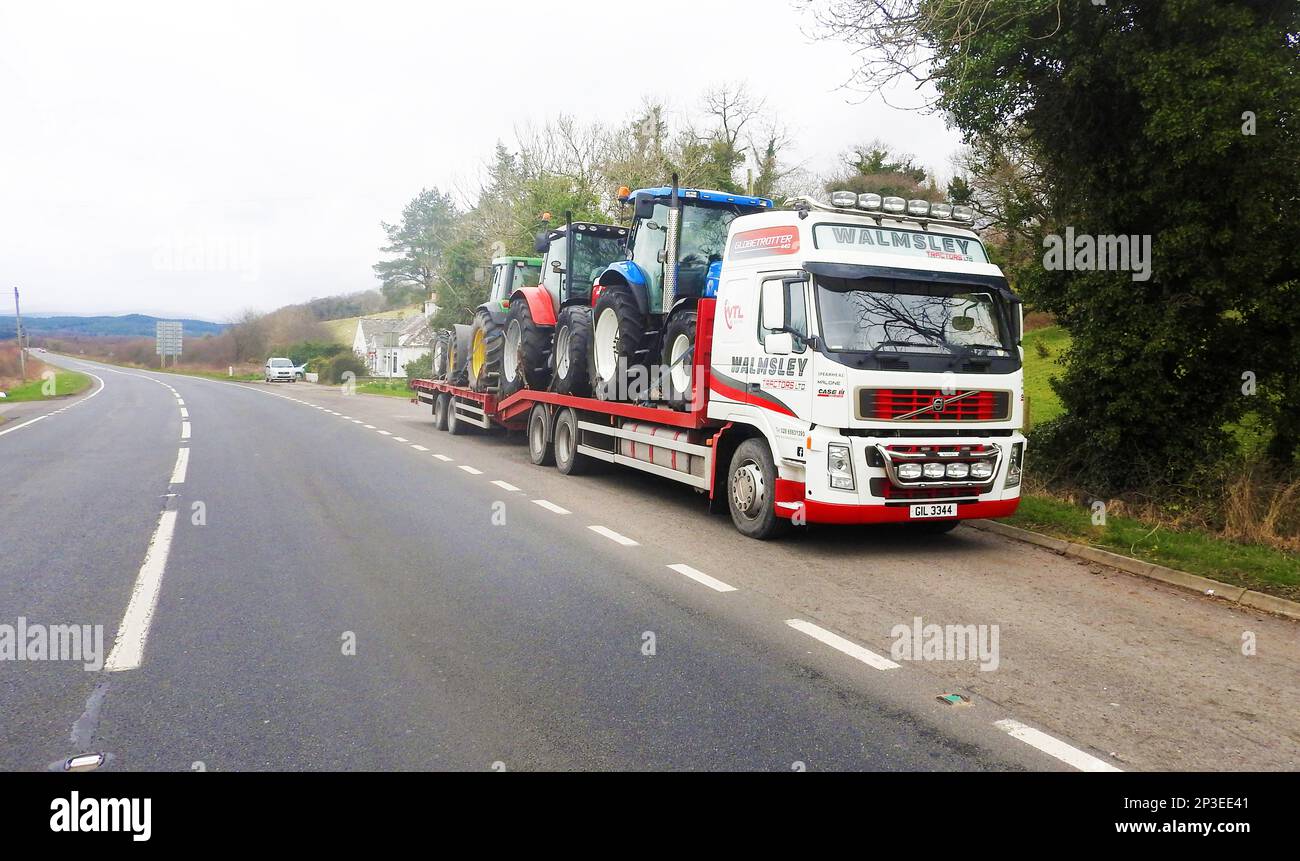 Ein voll beladener Walmsley-Traktor, der Tieflader olvo Globe Trotter mit Anhänger, der in einer Lagenbude auf der A75 Schottland geparkt ist Stockfoto