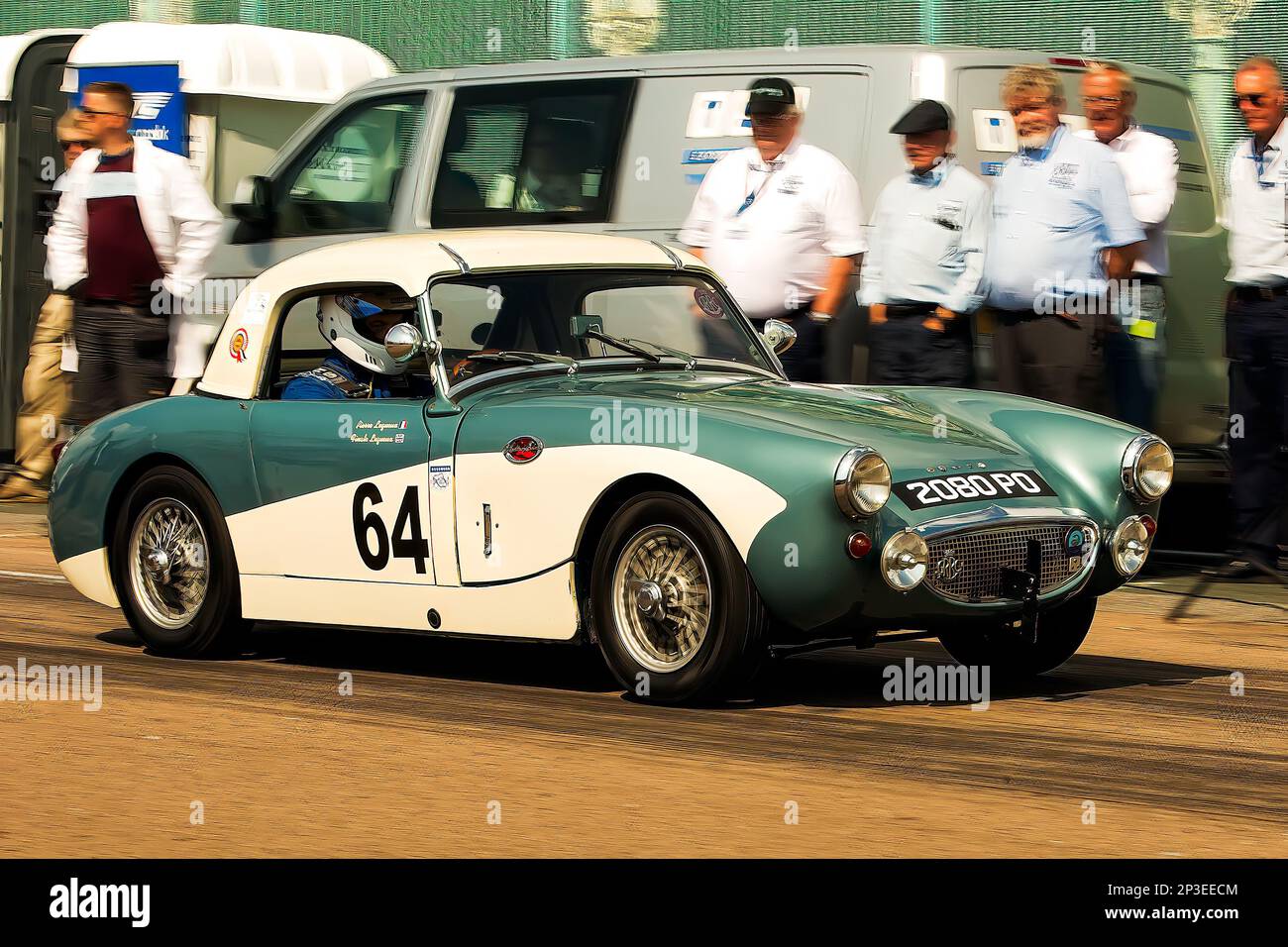 Pierre Lequeux fährt eine Austin Healey Sprite bei den Brighton National Speed Trials 2017. Dies ist das älteste Autorennen in Großbritannien und findet in der südöstlichen Küstenstadt Brighton statt. Madeira Drive ist eine Straße, die am Meer entlang verläuft und ist normal voller Leute, die den Strand, den Pier und die lokalen Sehenswürdigkeiten erkunden. Heute ist es ein 1/4-mal-Testkurs. 1. September 2017 Stockfoto