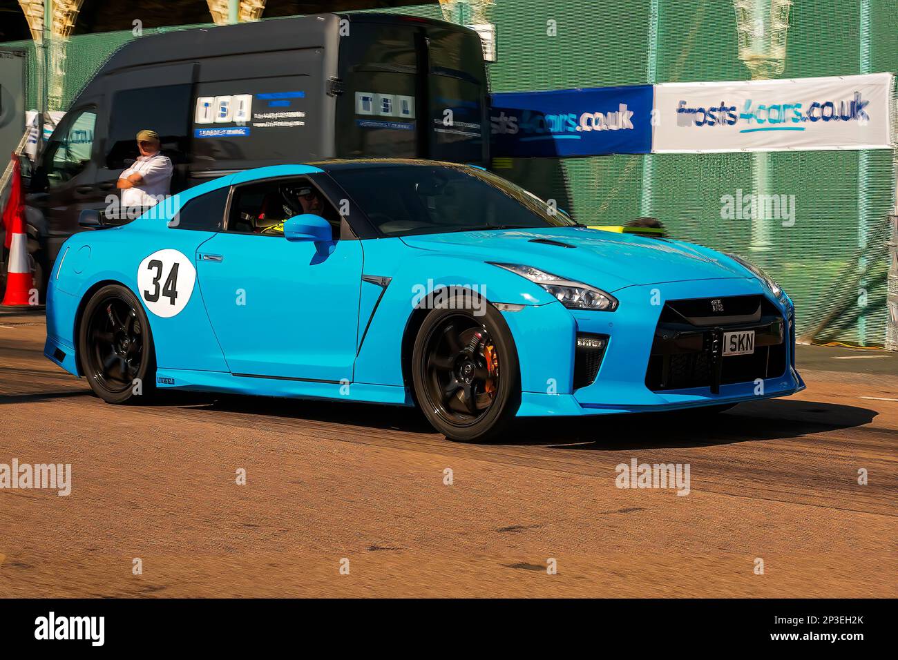 John Miskin fuhr einen Nissan GT-R bei den Brighton National Speed Trials 2018. Dies ist die älteste Motorrennveranstaltung Großbritanniens und findet in der südöstlichen Küstenstadt Brighton statt. Madeira Drive ist eine Straße, die entlang der Küste verläuft und normalerweise voll von Menschen ist, die den Strand, den Pier und lokale Sehenswürdigkeiten erkunden. Heute wird es in einen Zeitfahrkurs von 1/4 umgewandelt. September 2018 Stockfoto