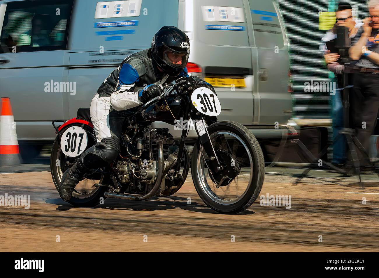 Mark Illman reitet auf einem Leigh Rudge Special bei den Brighton National Speed Trials 2017. Dies ist das älteste Autorennen in Großbritannien und findet in der südöstlichen Küstenstadt Brighton statt. Madeira Drive ist eine Straße, die am Meer entlang verläuft und ist normal voller Leute, die den Strand, den Pier und die lokalen Sehenswürdigkeiten erkunden. Heute ist es ein 1/4-mal-Testkurs. 2. September 2017 Stockfoto