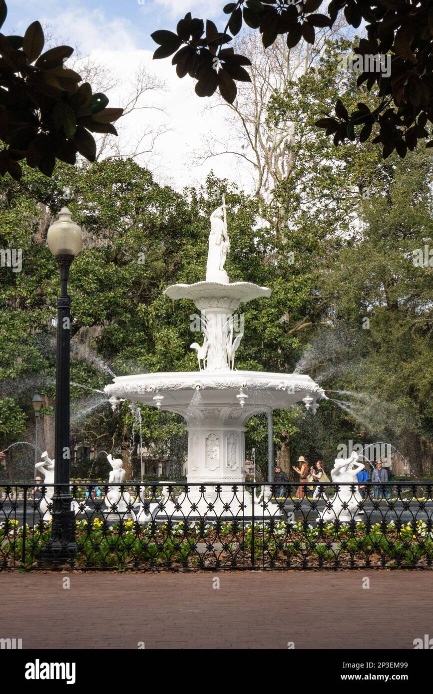 Savannah, Georgia - 19. Februar 2023: Blick auf den historischen Forsyth Park in Savannah mit Brunnen und Menschen im Blickfeld. Stockfoto
