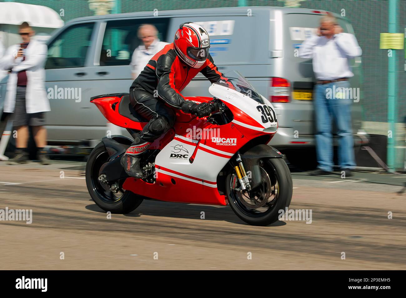 Die Veranstaltung wird derzeit als 400 Meter Sprint für Autos und Motorräder unter der Schirmherrschaft der Motor Sports Association durchgeführt. Dieses Bild zeigt Ian Pollard auf einem Ducati Desmosedici. Die Veranstaltung wird vom Brighton and Hove Motor Club Run entlang Madeira Drive, Brighton Sea Front, City of Brighton & Hove, Großbritannien, organisiert. 2. September 2017 Stockfoto