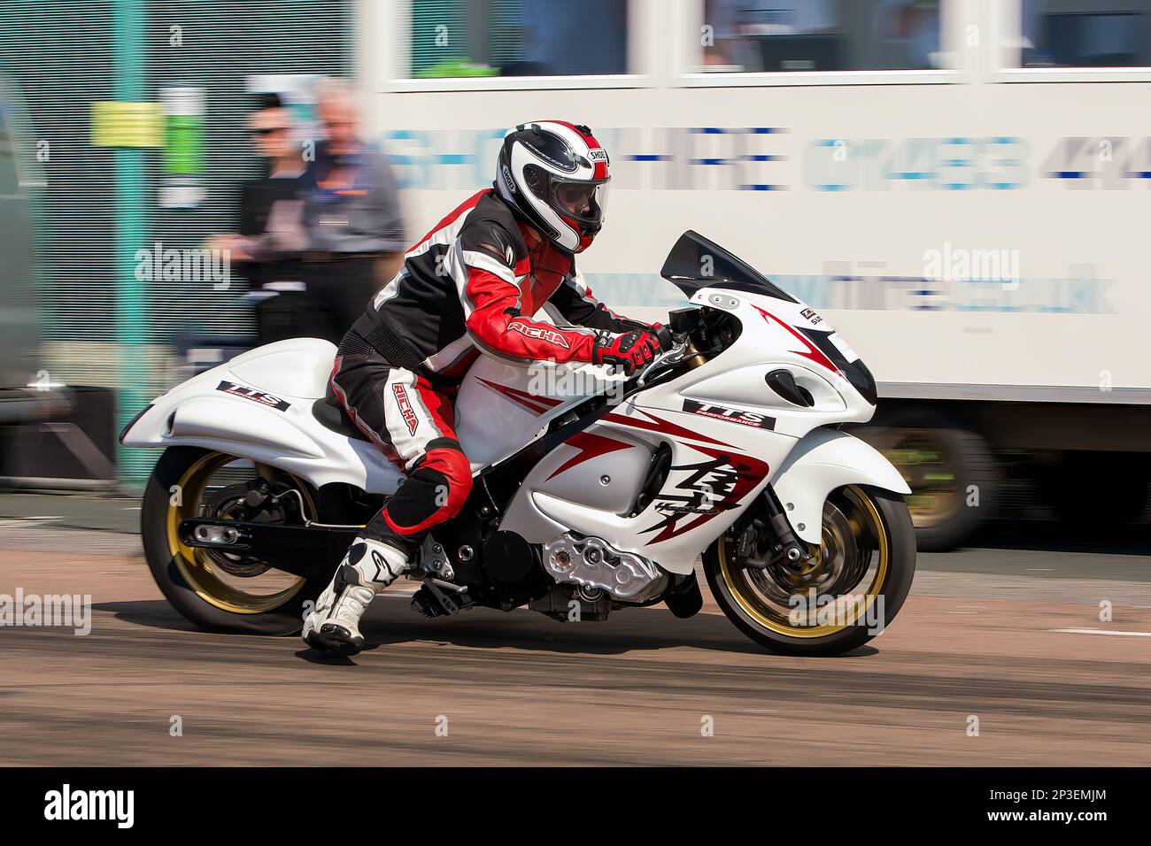 Die Veranstaltung wird derzeit als 400 Meter Sprint für Autos und Motorräder unter der Schirmherrschaft der Motor Sports Association durchgeführt. Dieses Bild zeigt Richard Albans auf einer Suzuki Hayabusa SC TTS-Vorstellung. Die Veranstaltung wird vom Brighton and Hove Motor Club Run entlang Madeira Drive, Brighton Sea Front, City of Brighton & Hove, Großbritannien, organisiert. 2. September 2017 Stockfoto