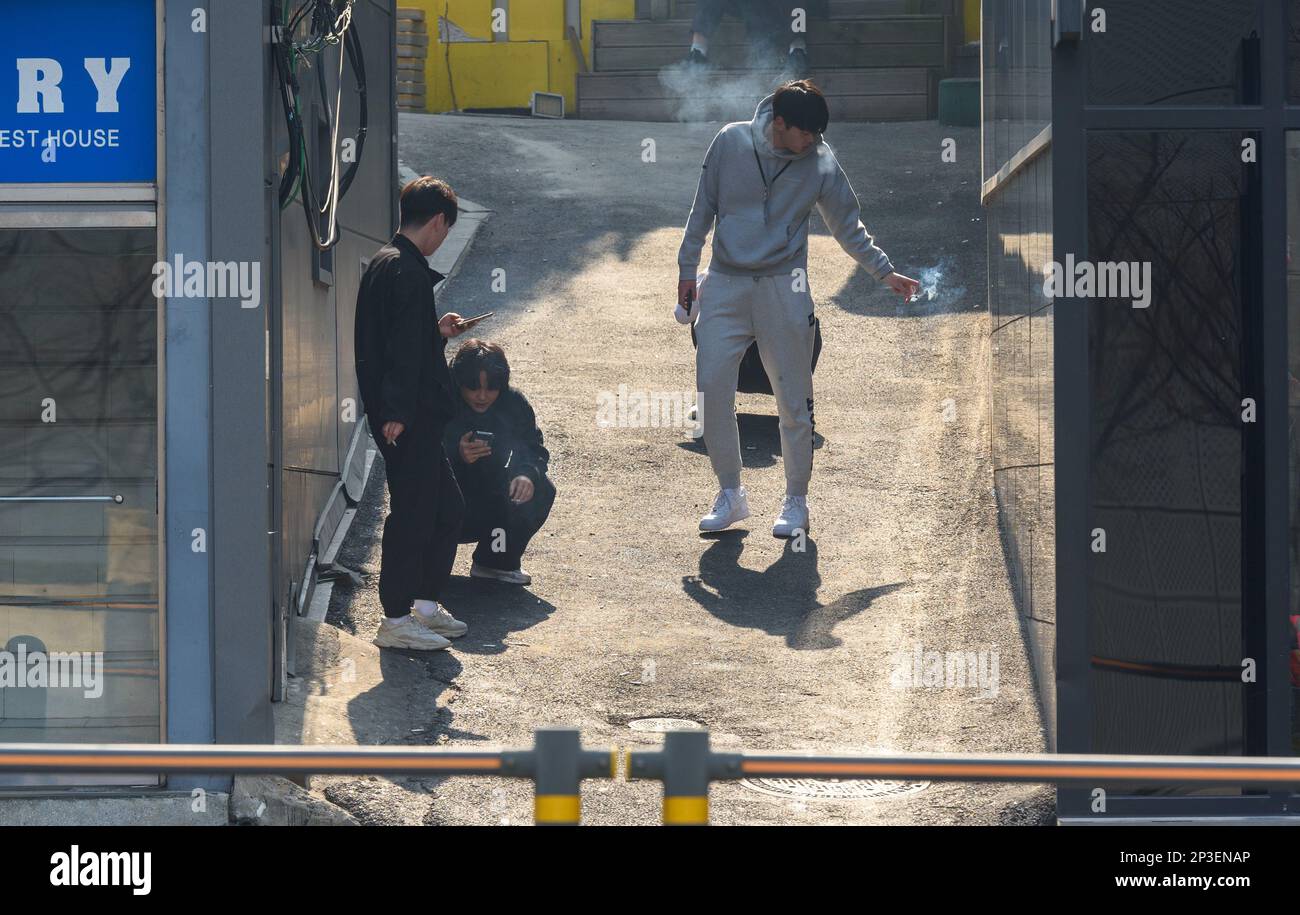 Südkoreanische Jugendliche rauchen Zigaretten auf einer Nebenstraße in Seoul. In Südkorea ist das Rauchen an öffentlichen Orten für Nichtraucher verboten. Stockfoto