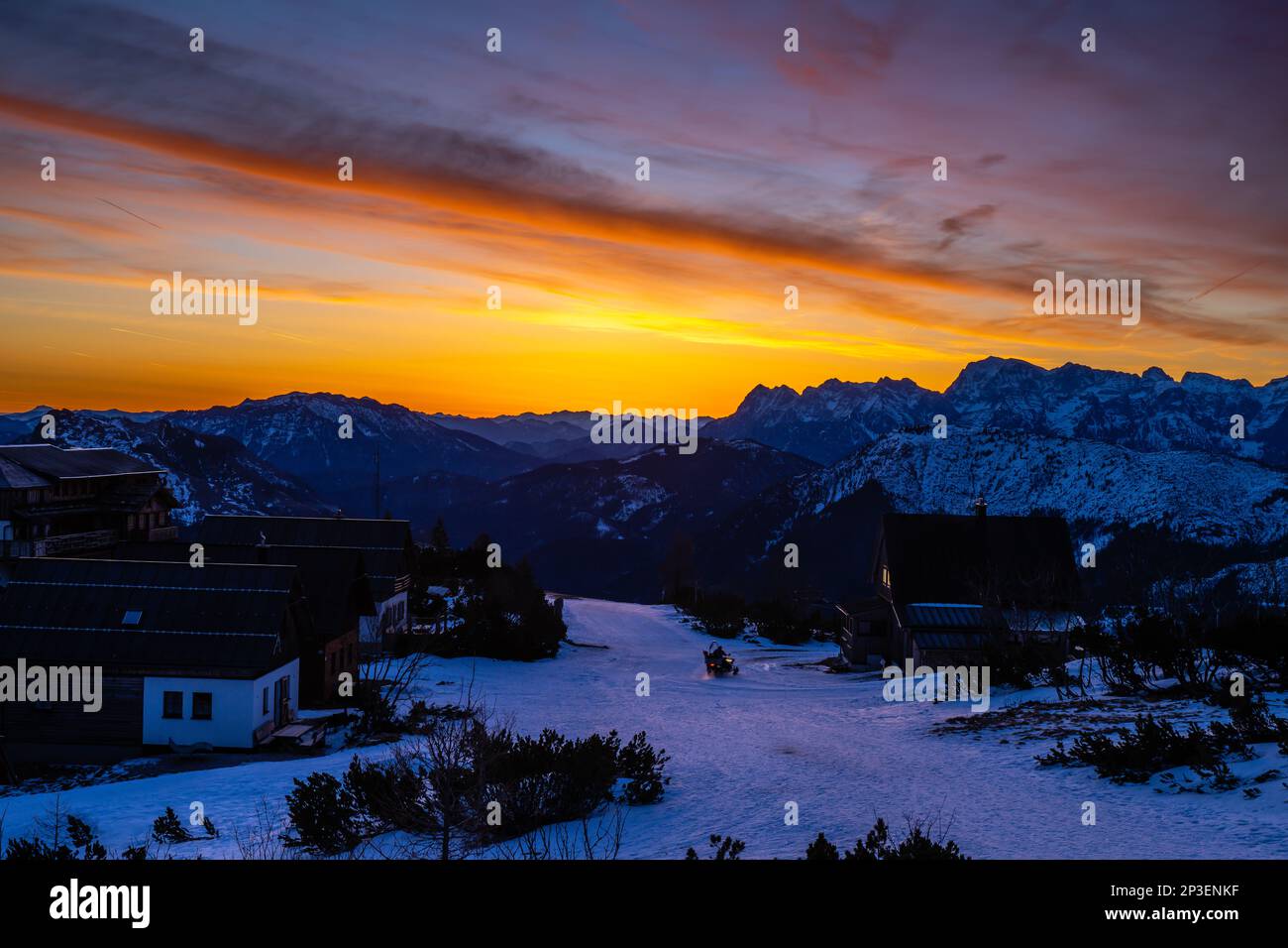 Ein neuer Tag bricht an, wenn der Sonnenaufgang den Gebirgskamm vom Gipfel des Feuerkogul im österreichischen Salkammergut bricht Stockfoto