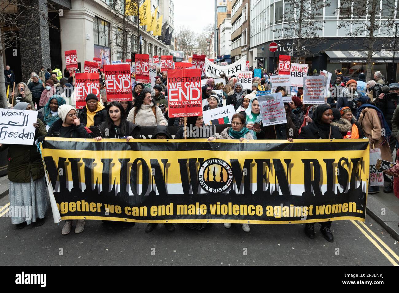 London, Großbritannien. 04. März 2023. „Million Women Rise“ märz und Rallye fordert ein Ende der männlichen Gewalt gegen Frauen und Mädchen. Stockfoto