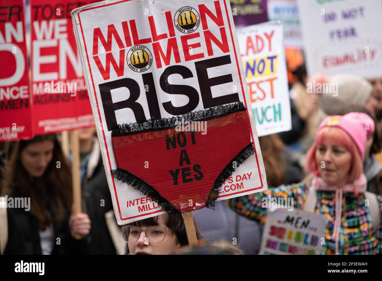 London, Großbritannien. 04. März 2023. „Million Women Rise“ märz und Rallye fordert ein Ende der männlichen Gewalt gegen Frauen und Mädchen. Stockfoto