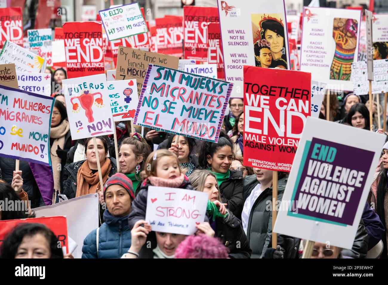 London, Großbritannien. 04. März 2023. „Million Women Rise“ märz und Rallye fordert ein Ende der männlichen Gewalt gegen Frauen und Mädchen. Stockfoto