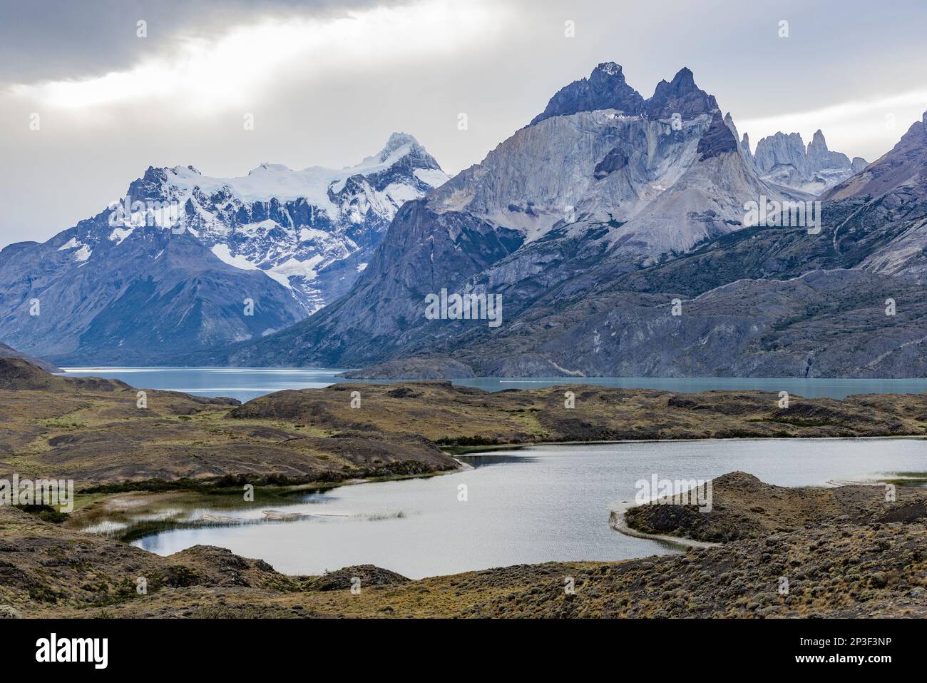See und schneebedeckte Berge des Torres del Paine Nationalparks in Chile, Patagonien, Südamerika Stockfoto