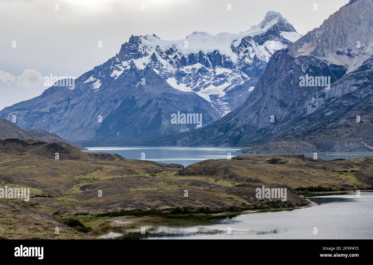 See und schneebedeckte Berge des Torres del Paine Nationalparks in Chile, Patagonien, Südamerika Stockfoto