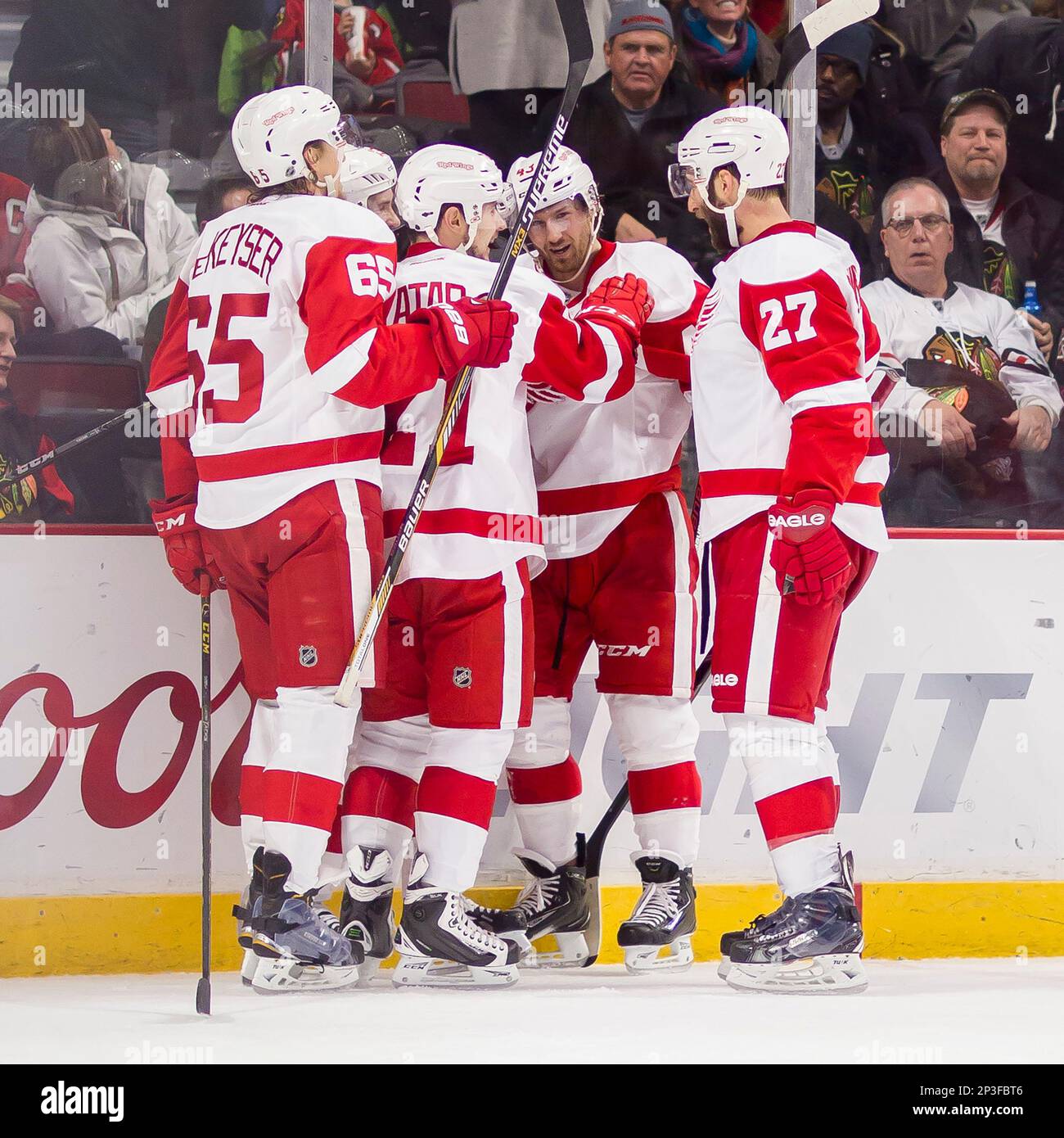 February 18, 2015: Chicago, Illinois, U.S. - Red Wing teammates congratulate #21 Tomas Tatar on his goal during the National Hockey League game between the Chicago Blackhawks and the Detroit Red Wings at the United Center in Chicago, IL. (Cal Sport Media via AP Images) Stockfoto