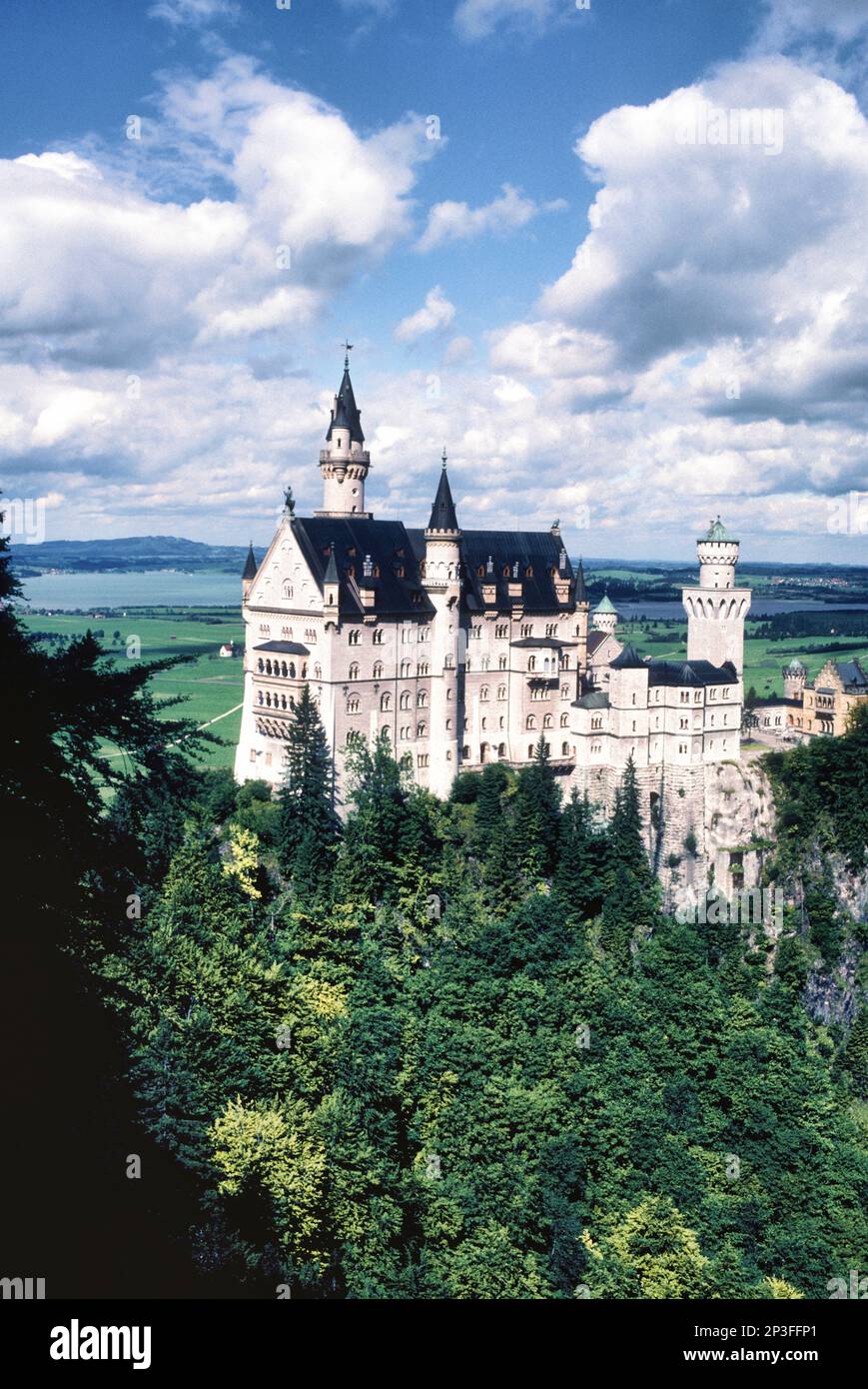 Schloss Neuschwanstein befindet sich in den Ausläufern der Alpen mit Blick auf die sanften Hügel in der Nähe von Schwangau, Bayern. Stockfoto