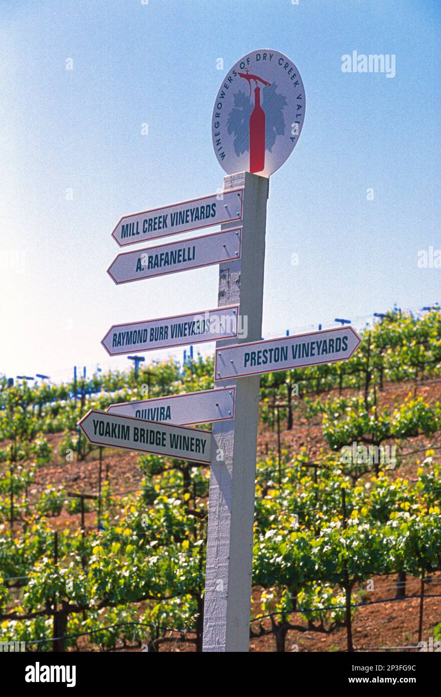 Ein Straßenschild bietet Wegbeschreibungen zu verschiedenen Weinbergen in Sonoma County in Kalifornien. Stockfoto