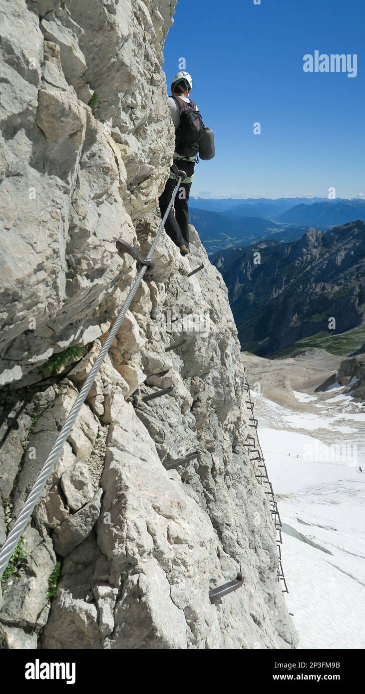 Sie passieren Ferrata mit einer großen Exposition und einem fantastischen Blick auf die Bergkette und den Gletscher. Zugspitze-Massiv, Bayerische Alpen Stockfoto