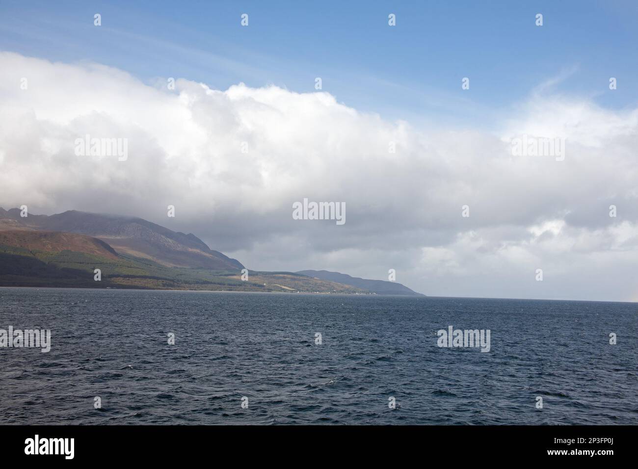 Die Wolke, die über Goat fiel, wird von der Fähre Caledonian Isles, die zwischen Brodick und Ardrossan, der Insel Arran, Schottland, verkehrt, gesehen Stockfoto