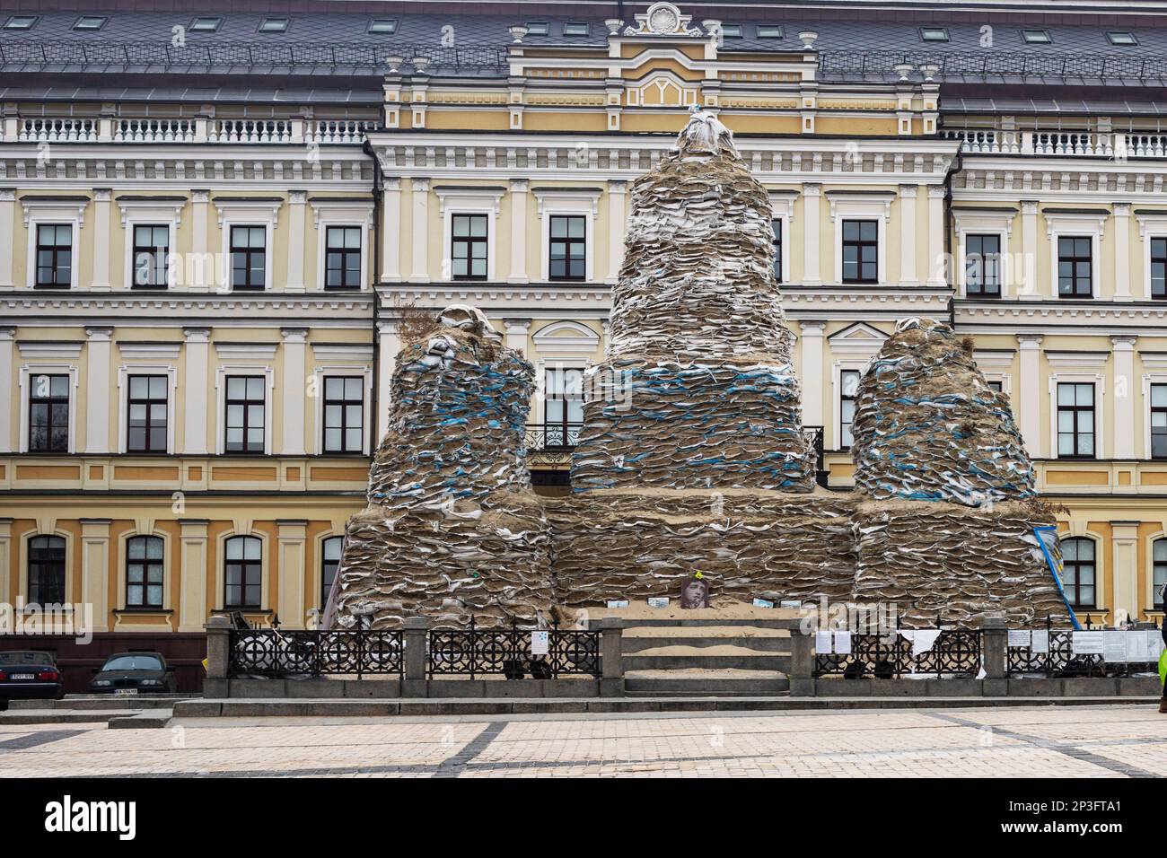 Stärkung des Denkmals Bohdan Khmelnytsky mit Sandsäcken auf dem Platz Sofiyivska in Kiew. Krieg in der Ukraine Stockfoto