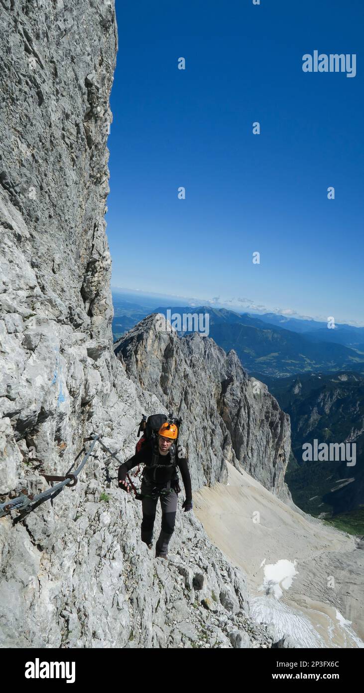 Sie passieren Ferrata mit einer großen Exposition und einem fantastischen Blick auf die Bergkette und den Gletscher. Zugspitze-Massiv, Bayerische Alpen Stockfoto