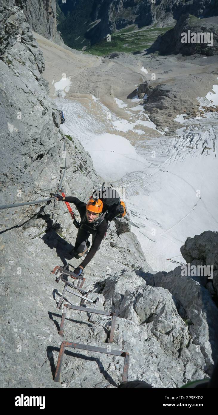 Sie passieren Ferrata mit einer großen Exposition und einem fantastischen Blick auf die Bergkette und den Gletscher. Zugspitze-Massiv, Bayerische Alpen Stockfoto