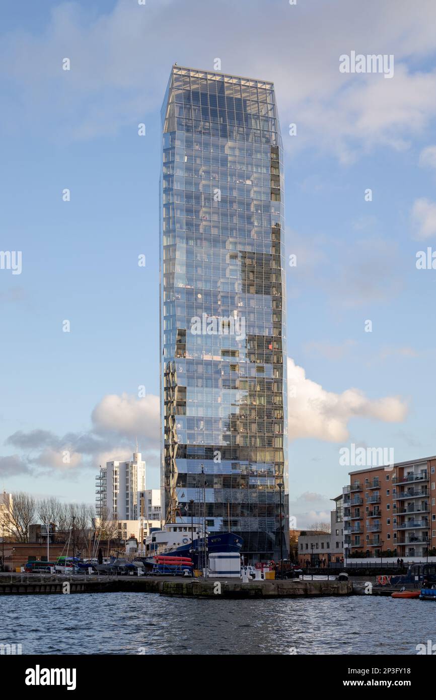 Das Dollar Bay-Gebäude befindet sich am Ende des Docks auf der Isle of Dogs, London, in der Nähe von Canary Wharf. Die Schönheit der Glasstruktur glänzt. Stockfoto