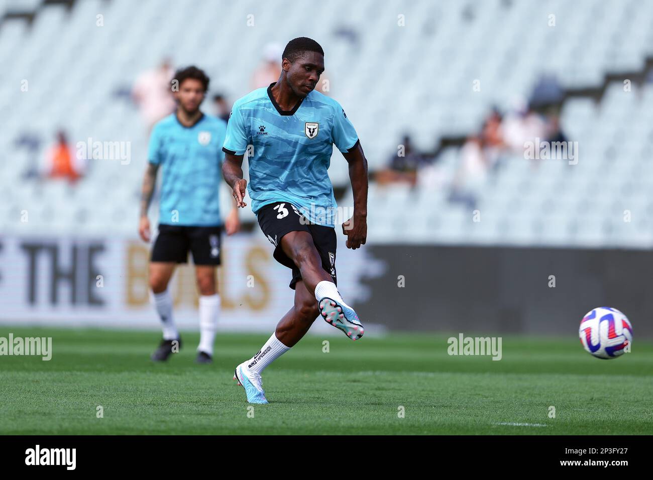 5. März 2023; Campbelltown Stadium, Sydney, NSW, Australien: A-League Fußball, MacArthur FC gegen Brisbane Roar; Alhassan Toure vom MacArthur FC übt sein Schießen vor dem Spiel Stockfoto