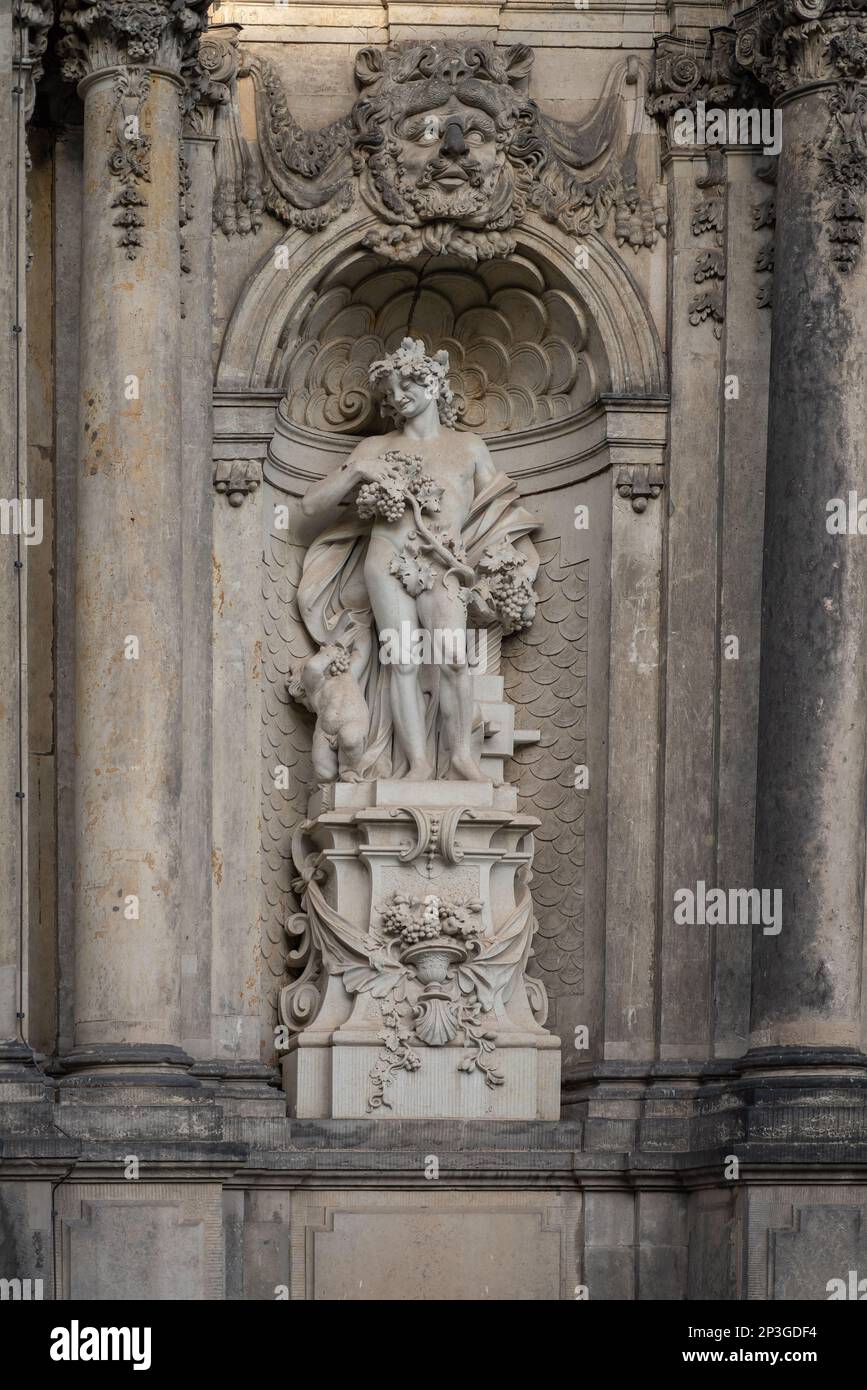 Bacchus und Satyr Skulptur am Kronentor des Zwinger Schlosses - Dresden, Sachsen, Deutschland Stockfoto