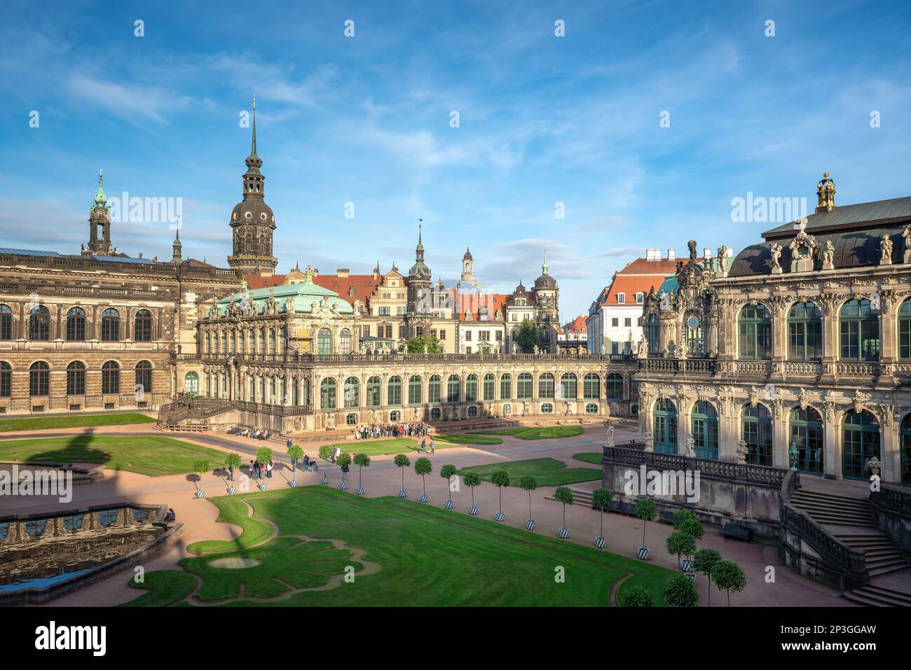 Zwinger-Palast mit Dresdner Burg im Hintergrund - Dresden, Sachsen, Deutschland Stockfoto