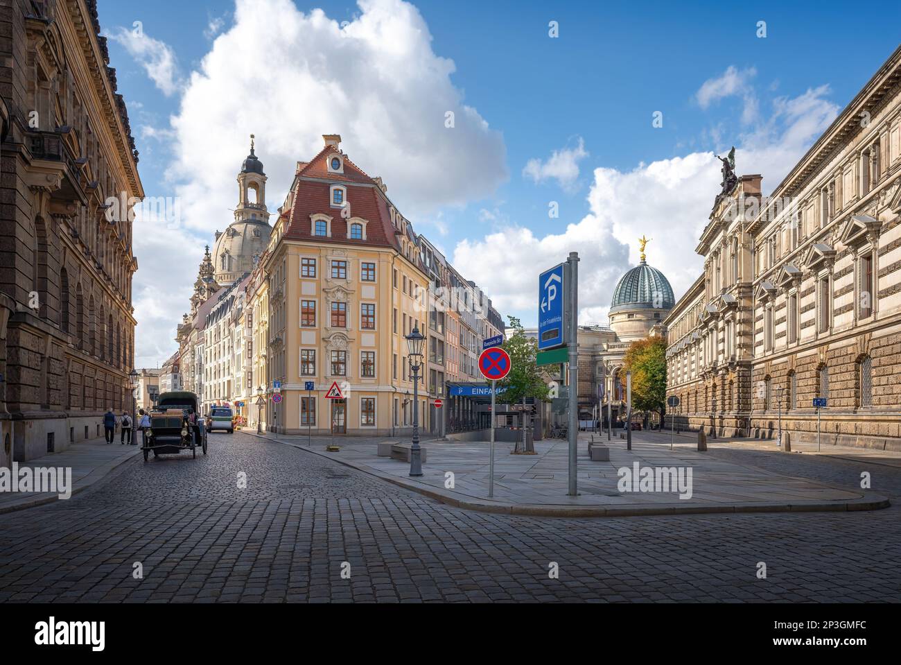Rampische Straße mit Kunstakademie, Albertinum und Frauenkirche - Dresden, Sachsen, Deutschland Stockfoto