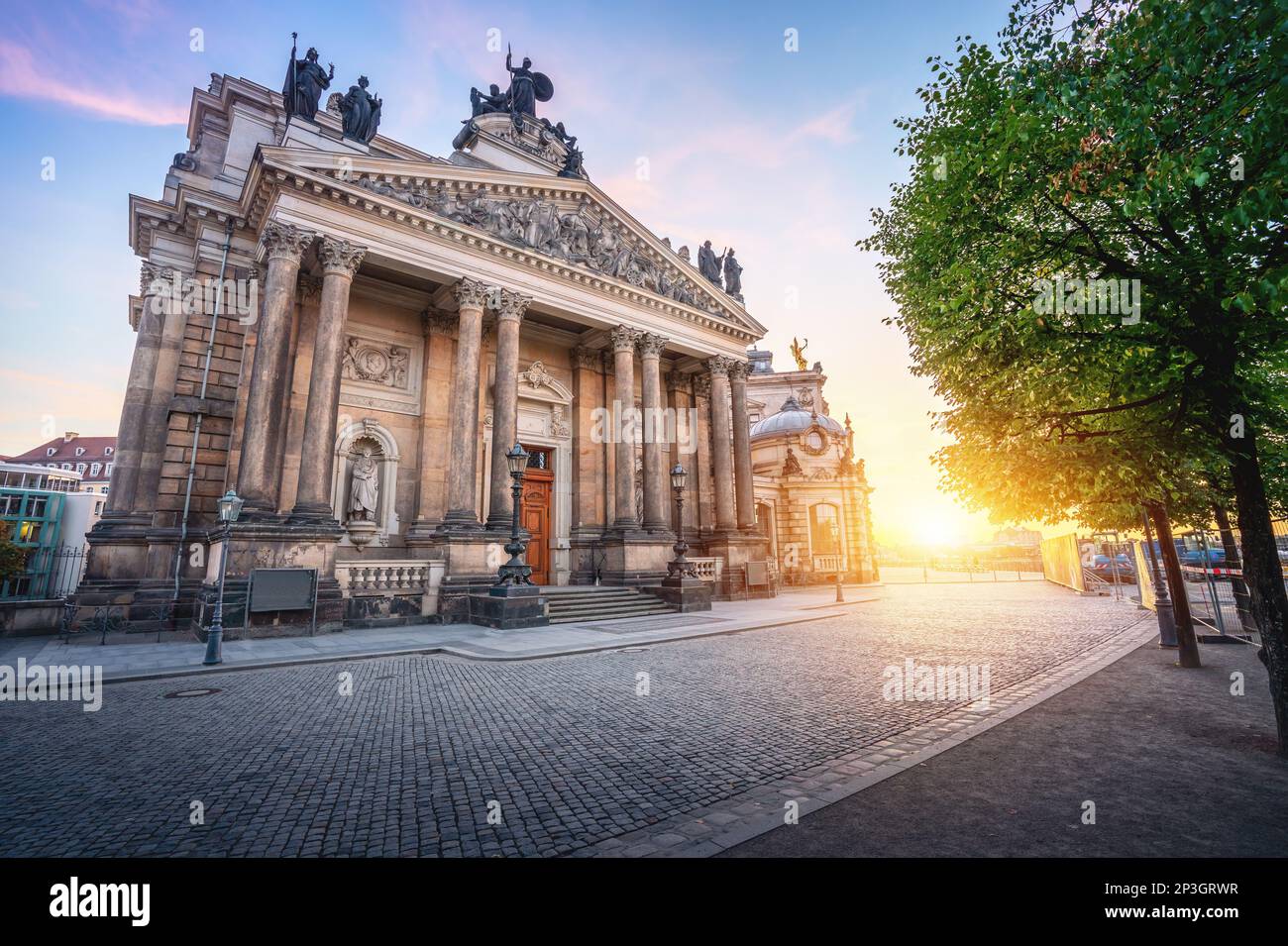 Bruhls Terrace und Dresdner Akademie der Schönen Künste bei Sonnenuntergang - Dresden, Sachsen, Deutschland Stockfoto