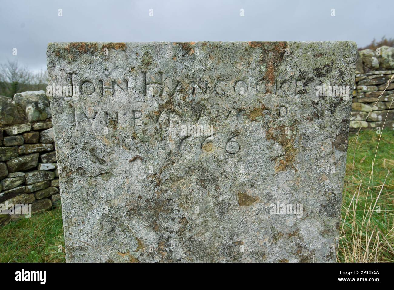 Das Grab von John Hancock auf dem Familienfriedhof. Die Familie starb 1666 in Eyam, Großbritannien, an der Beulenpest. (Riley Graves, Riley Lane, Eyam, Derbyshire) Stockfoto