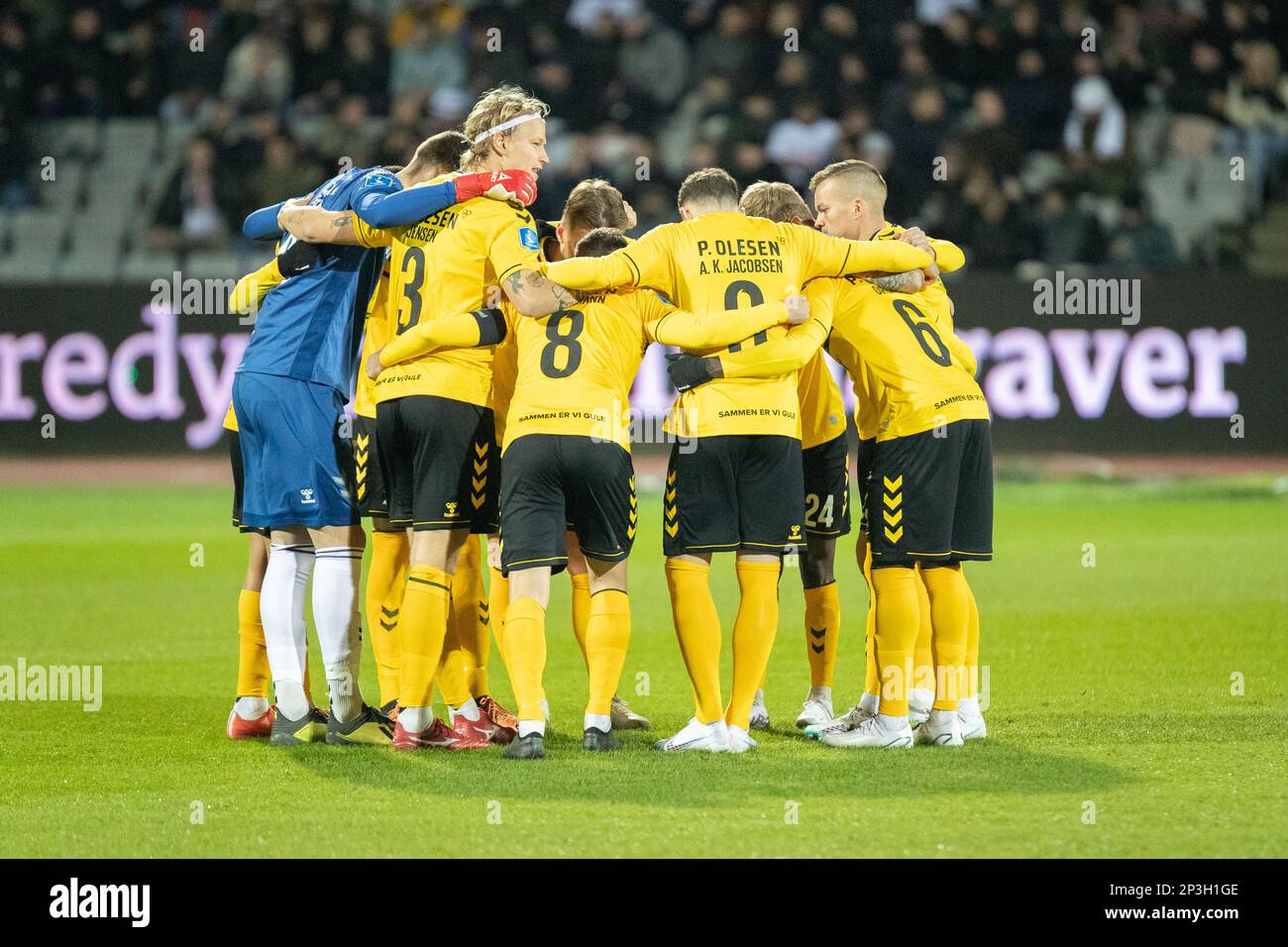 Aarhus, Dänemark. 03., März 2023. Die Spieler von AC Horsens vereinen sich im Kreis beim Superliga-Spiel 3F zwischen Aarhus GF und AC Horsens im Ceres Park in Aarhus. (Foto: Gonzales Photo - Balazs Popal). Stockfoto