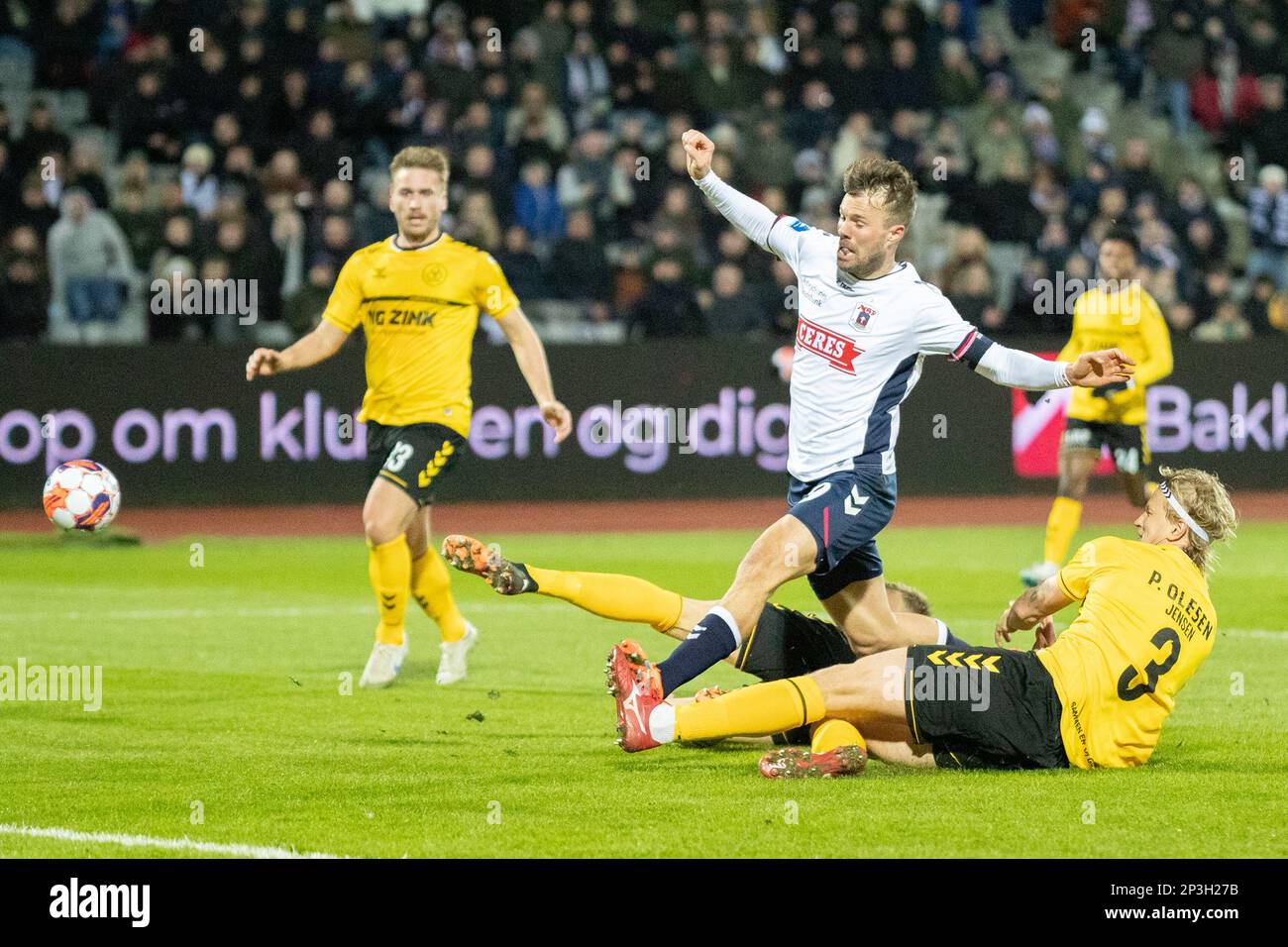 Aarhus, Dänemark. 03., März 2023. Patrick Mortensen (9) von der AGF und Magnus Risgaard Jensen (3) von AC Horsens beim Superliga-Spiel 3F zwischen Aarhus GF und AC Horsens im Ceres Park in Aarhus. (Foto: Gonzales Photo - Balazs Popal). Stockfoto