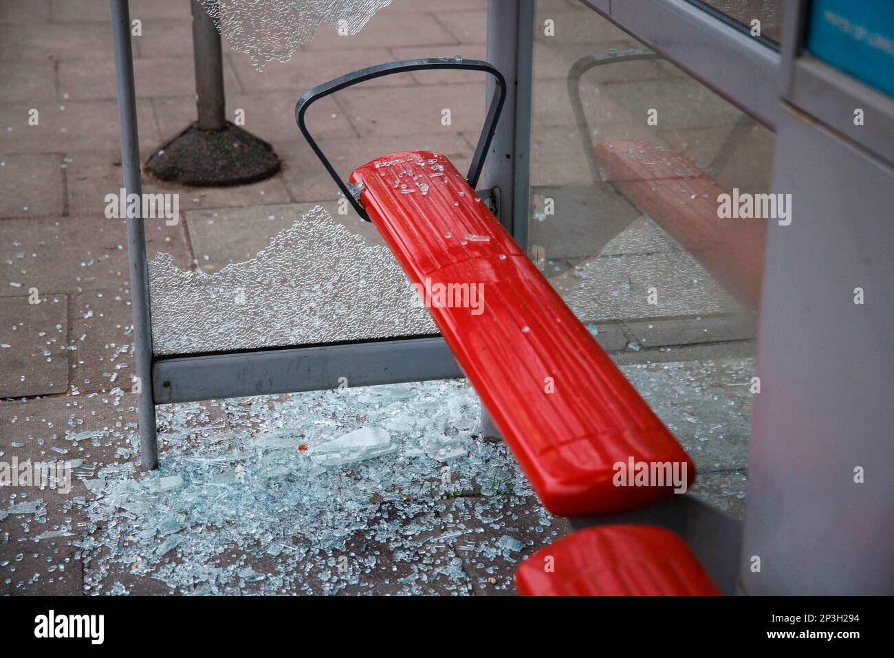 Ein verwundeter Busbunker in Acton Town London. Zerbrochenes Glas liegt auf dem Bürgersteig, als zwei Glasscheiben zertrümmert wurden. Stockfoto