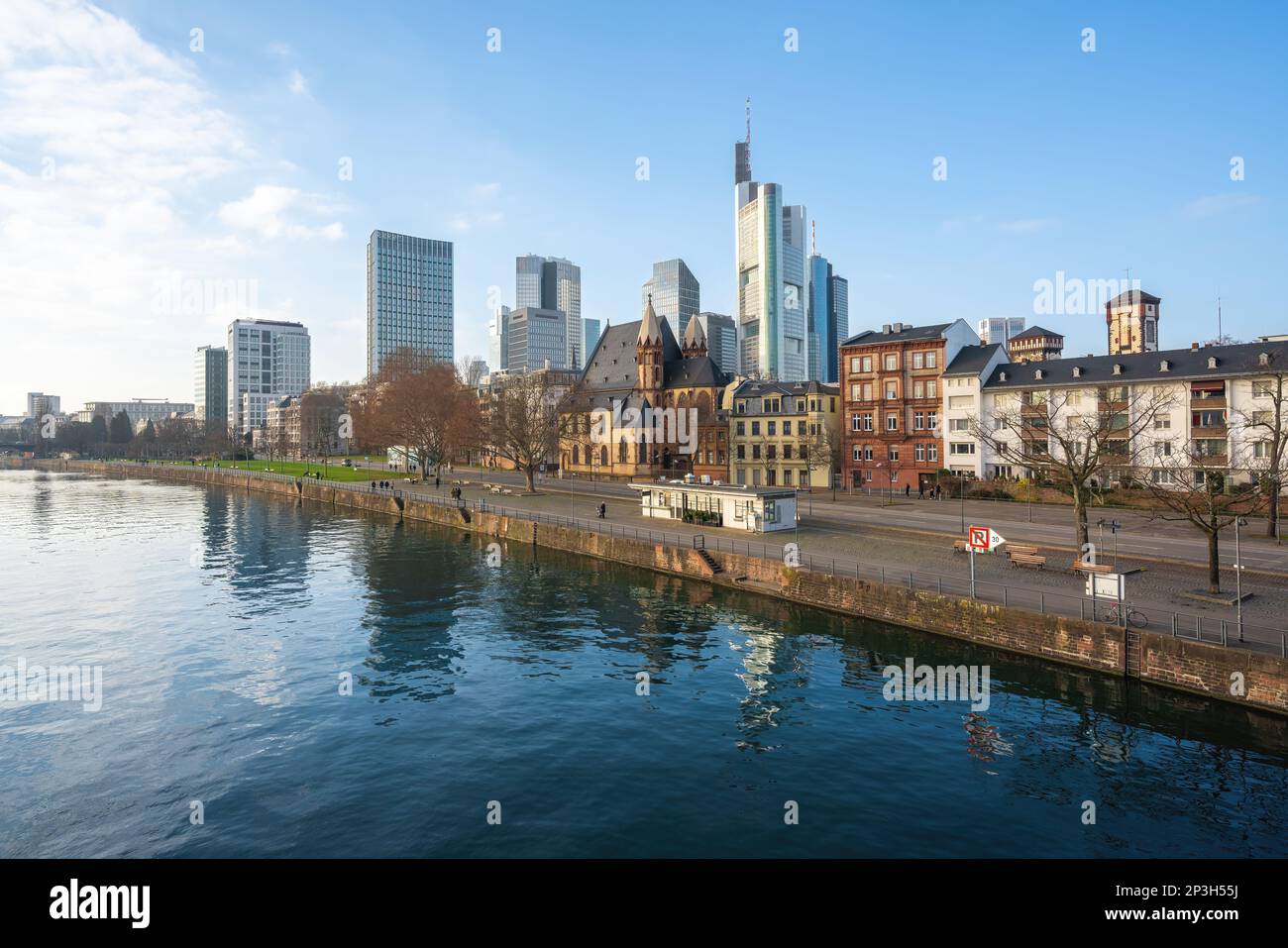 Frankfurter Skyline mit St. Leonhard-Kirche (Leonhardskirche) - Frankfurt, Deutschland Stockfoto
