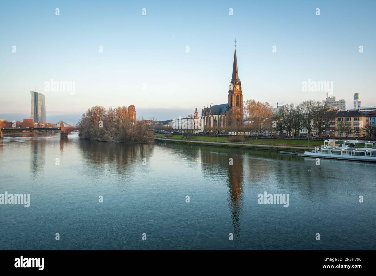 Frankfurter Sachsenhausen-Skyline mit Dreikonigskirche - Frankfurt, Deutschland Stockfoto