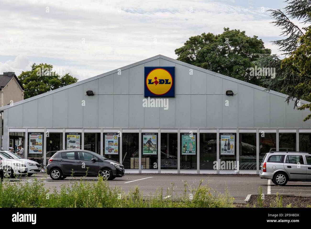 Andernach, Deutschland - 9. August 2021: Fassade eines LIDL-Shops mit Autos auf dem Parkplatz vor dem Hotel Stockfoto
