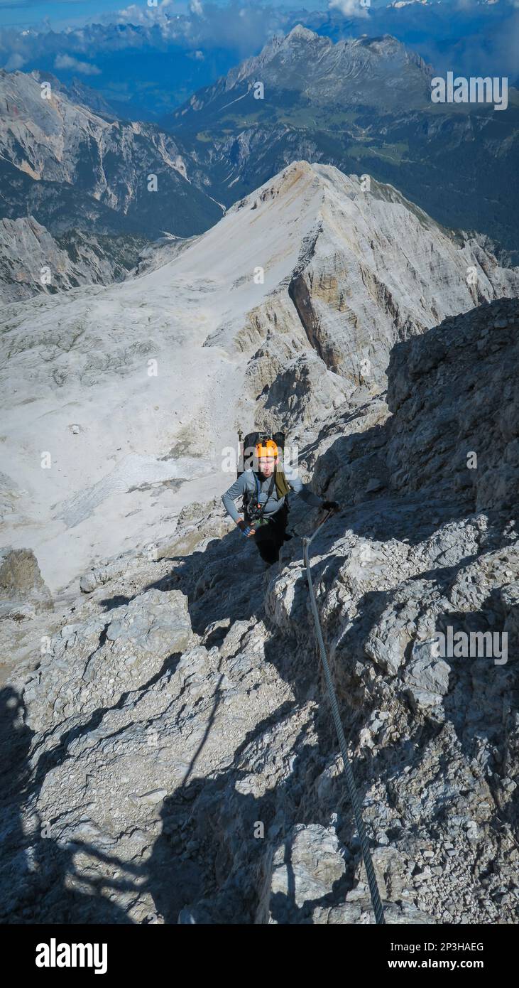 Die Fahrt über Ferrata mit einer großen Exposition und einem herrlichen Blick auf die Bergkette. Dolomiten, Italien Stockfoto