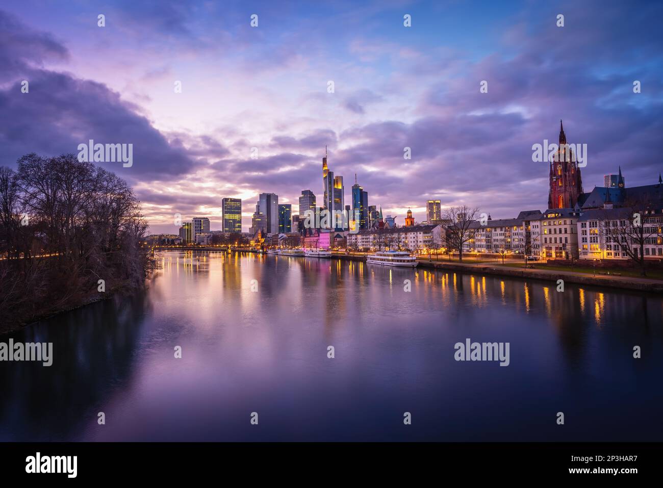 Wunderschöne Frankfurter Skyline mit violettem Licht - Frankfurt, Deutschland Stockfoto