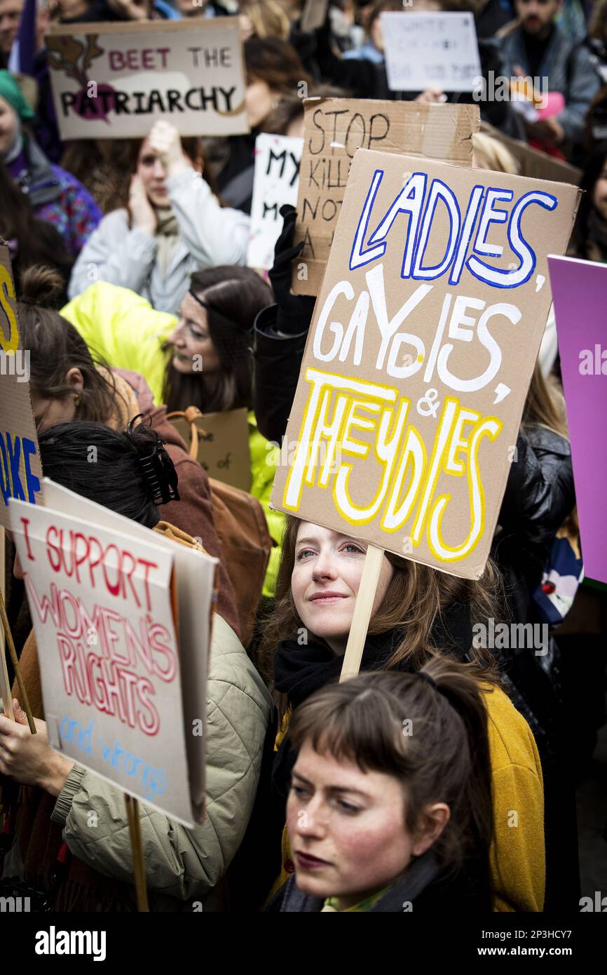 AMSTERDAM - Teilnehmer nehmen am ersten feministischen Marsch Teil. Der Nachfolger des jährlichen Frauenmarsches zielt darauf ab, sich für Frauen und nicht-binäre Menschen einzusetzen, die Opfer des Patriarchats sind. ANP RAMON VAN FLYMEN niederlande raus - belgien raus Stockfoto
