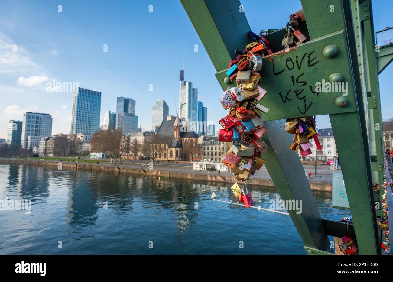 Locks am Eiserner Steg am Main und die Skyline der Wolkenkratzer – Frankfurt, Deutschland Stockfoto