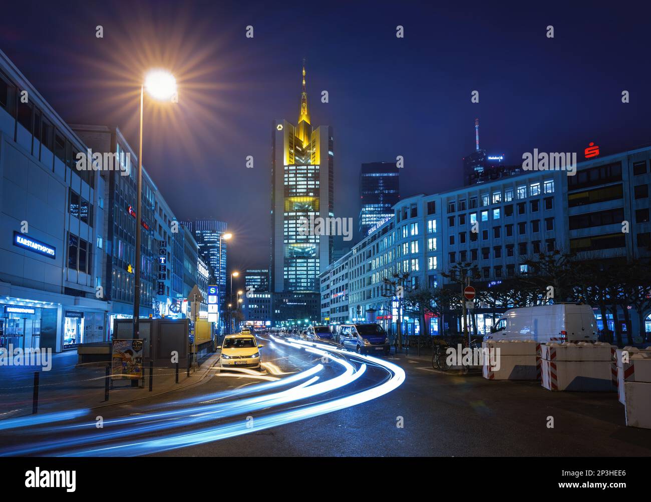 Blick auf die Frankfurter Straße bei Nacht mit Commerzbank Tower und Leuchtpfaden - Frankfurt, Deutschland Stockfoto